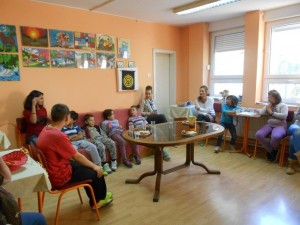 Посета и дружење деце, кординатора и корисника у оквиру пројекта "Заједнички програм за инклузију ромске и деце осетљивих група у образовању" у Дому за старе и пензионере у Кули 30.09.2016. год.